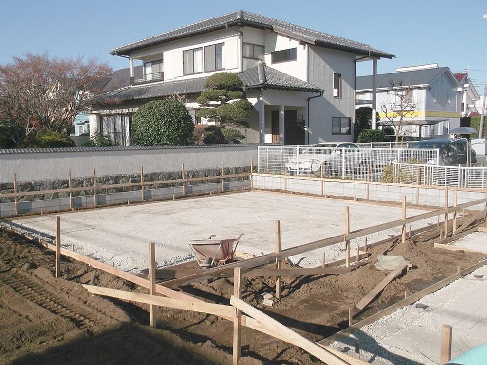 Local appearance photo. Finally foundation work has begun, Spread the crushed stone is rolling state pressure has been completed (1 Building: 2013 December 15 shooting)