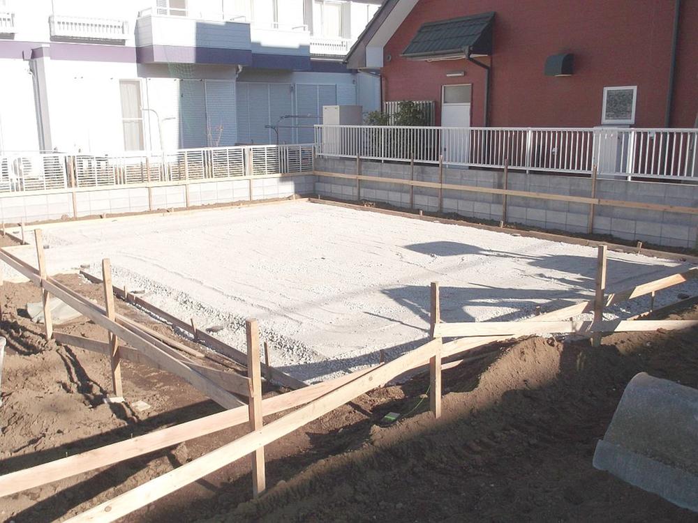 Local appearance photo. Finally foundation work has begun, Spread the crushed stone is rolling state pressure has been completed (Building 2: 2013 December 15 shooting)