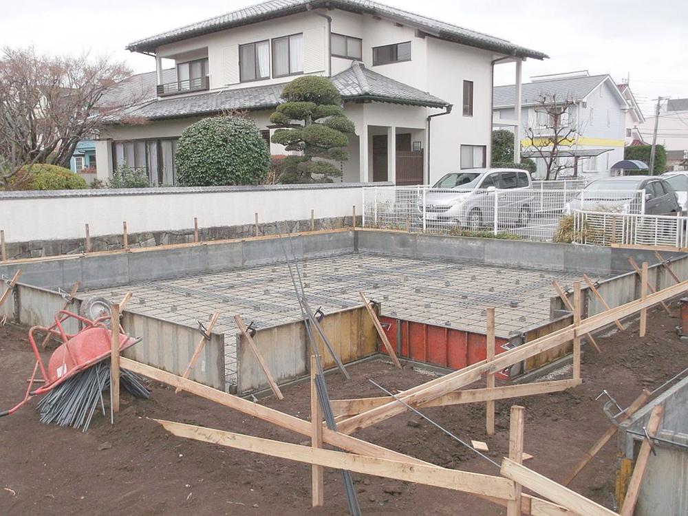 Local appearance photo. And formwork is organized is the state that rebar is placed (1 Building: 2013 December 19 shooting)