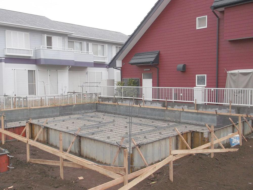 Local appearance photo. And formwork is organized is the state that rebar is placed (Building 2: 2013 December 19 shooting)