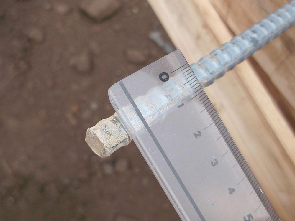 Other. It is organized in a grid pattern in the solid foundation, Rugged rebar of thickness 10mm (2013 December 19 shooting)