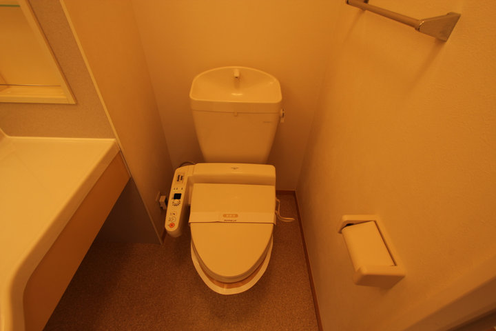 Toilet. Washlet equipped! 