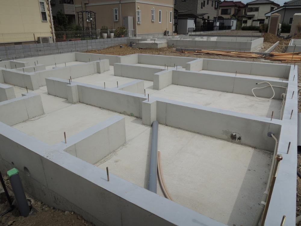 Construction ・ Construction method ・ specification. The solid foundation that uses a lot of rebar and concrete, There is a difficult feature to subsidence building compared to the old-fashioned cloth foundation. 