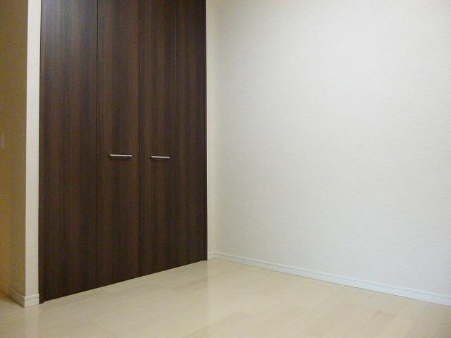 Non-living room. Entrance next to Western-style about 5.3 tatami