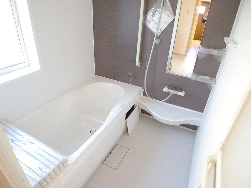 Bathroom. Spacious 1 tsubo bus of size (1 Building: December 2013 shooting)