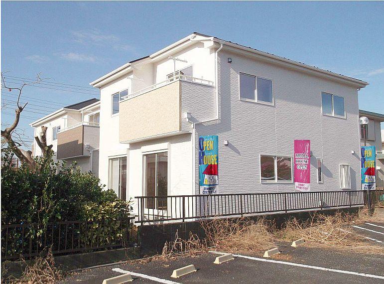 Local appearance photo. Garden on the south side adjacent land, Bright and airy with plenty of Building 2 appearance in the east parking lot (2013 November shooting)