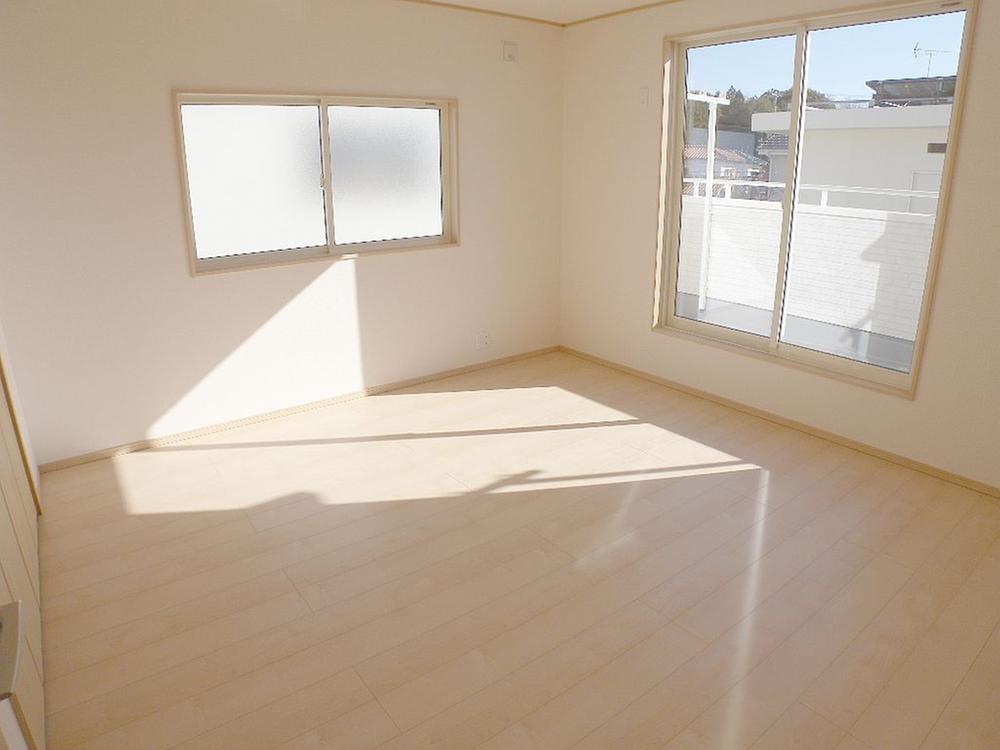 Non-living room. Bright facing the balcony main bedroom (1 Building: December 2013 shooting)