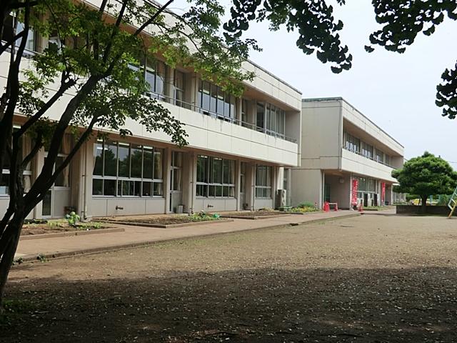 Primary school. 755m until Minami Teshirogi Elementary School