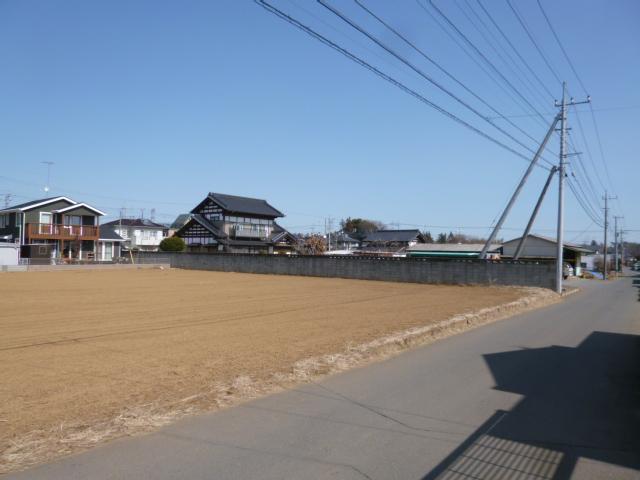 Local photos, including front road. It is in front of the fence