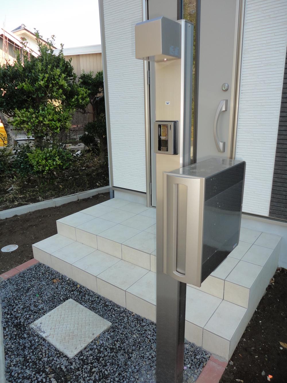 Entrance. Color monitor with intercom to picking measures door