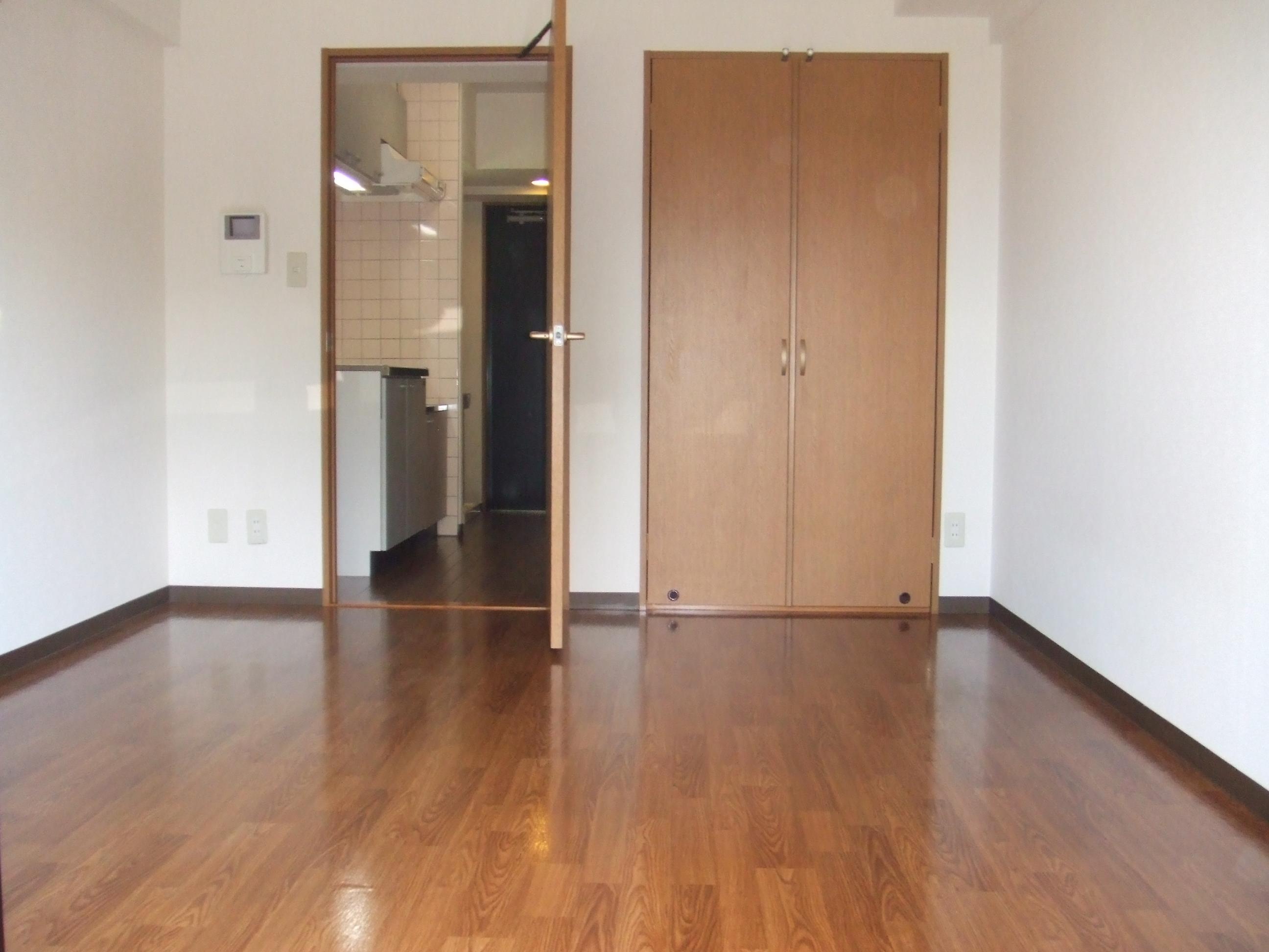 Living and room. Spacious flooring 8 pledge! With intercom