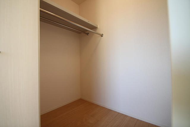 Living and room. Walk-in closet