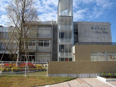 Primary school. 1300m to Kasuga School