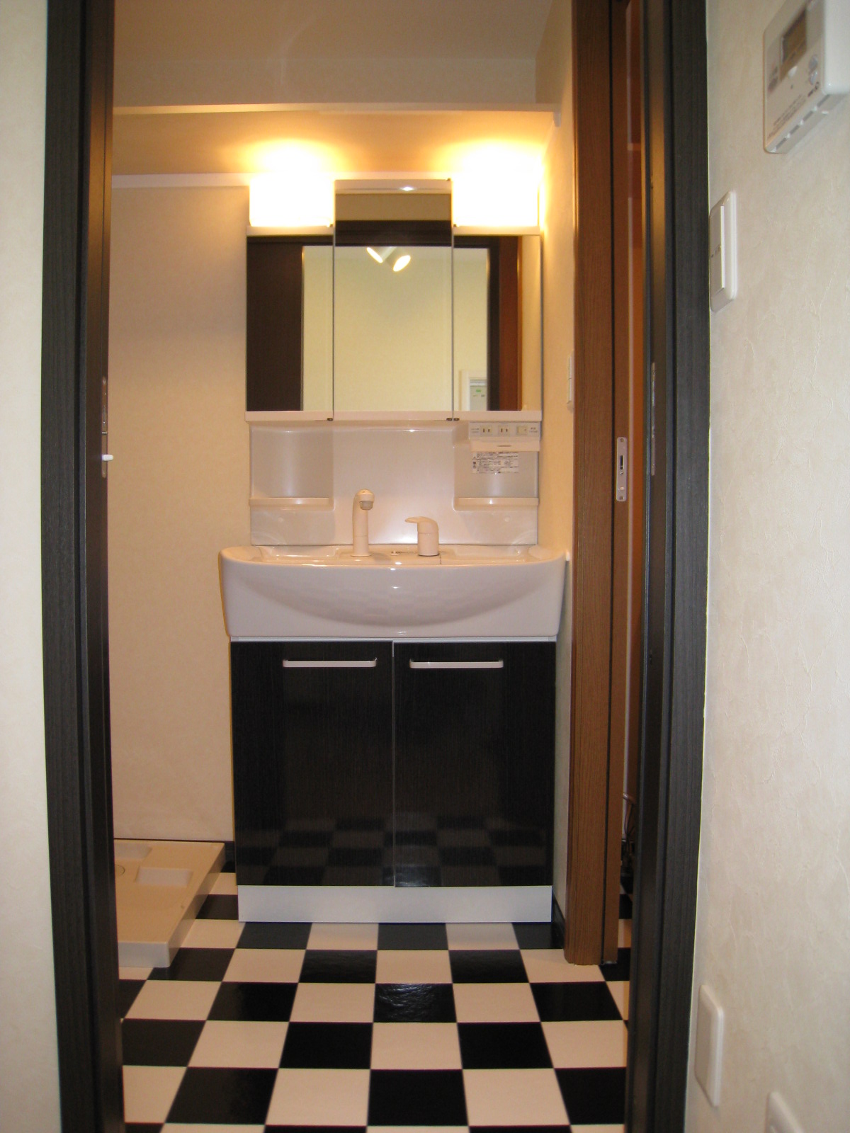 Washroom. Three-sided mirror vanity