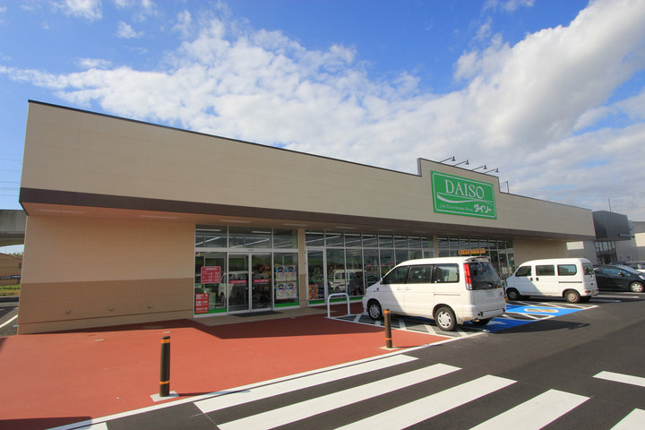 Shopping centre. Piashiti Expo Memorial Park until the (shopping center) 806m