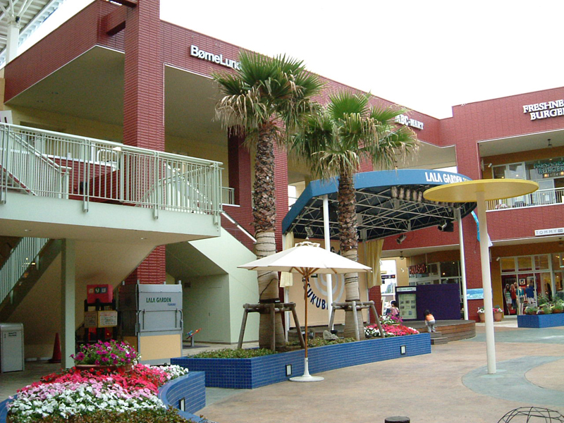 Shopping centre. LALA Garden Tsukuba until the (shopping center) 997m