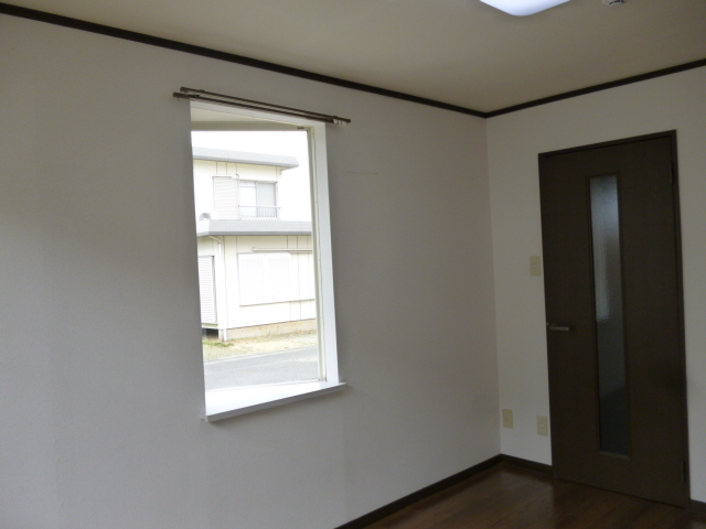 Living and room. There bay window