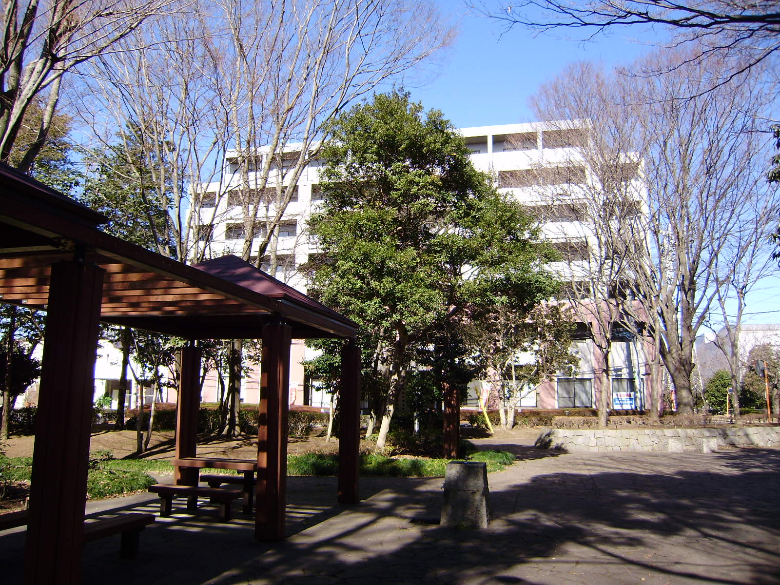 Building appearance. Eminence Horagamine viewed from Horagamine park