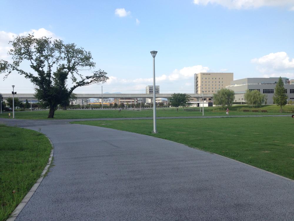 park. Many 1200m landscaped park to study Gakuen Station park. Also ideal for children's playground and jogging