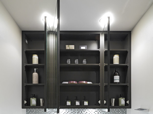 Bathing-wash room.  [Three-sided mirror back storage] Is the back side of the three-sided mirror that can check the grooming has become a storage space from left and right. Cosmetics and toiletries is a flat-screen storage is no feeling of pressure to enter small items such as. (Ga type)