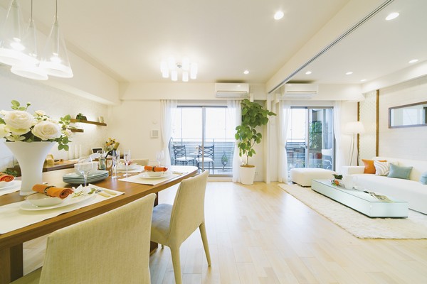  [About 14.2 tatami spacious LD] South ・ Large windows provided on the two sides of the east, Since there is no pillar-type by out frame design, It has become a airy space