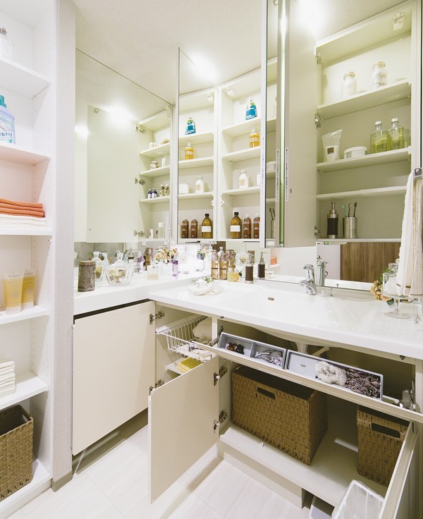  [Vanity of the large triple mirror specification] "Mirror-back storage" such as "pocket storage", It has also been set up storage space that small things can also organize and clean. Since the wash bowl has adopted a "counter-integrated", Cleaning is easy