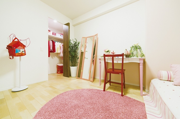  [Walk-in closet is also in children's room] Western-style (3) walk-in closet that has been installed in the, In addition to the clothes class, Big size can fit plenty, such as toys and school supplies! Because it happily accommodated, Habit of your clean up is also likely to luck