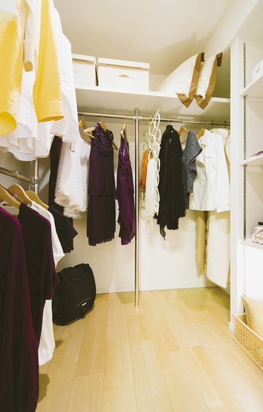  [Walk-in closet] Selectively used by the length of the clothes of length "1-stage ・ Two-stage hanger pipe ", You can change the height "movable shelf", Things easy to find at night "Down Light", etc., It is highly functional storage