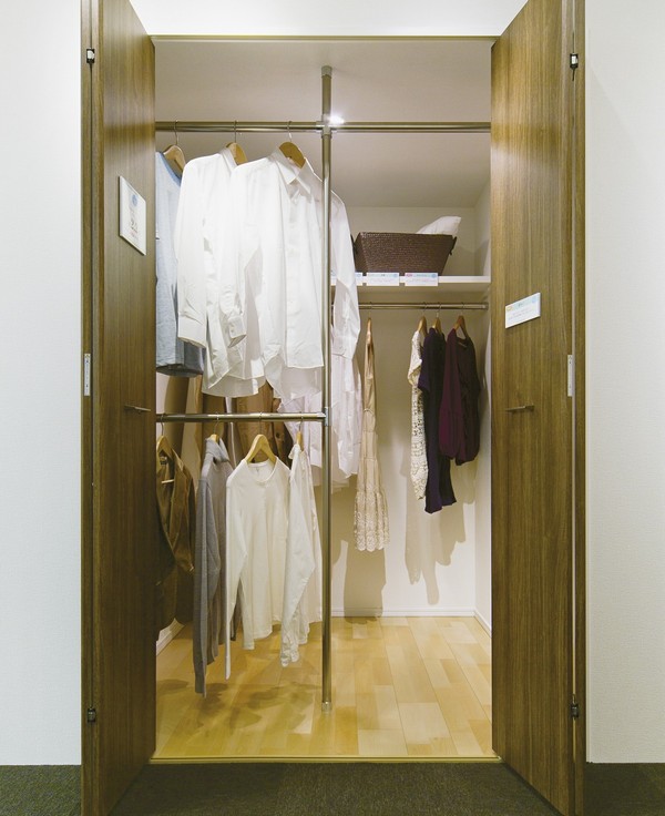 [Super walk-in closet] cardboard( ※ ) Large storage that ensures the size of the 198 pieces. Various devices that make it easier to organize your clothes class each week (C1 type and same specifications. It can be confirmed in the apartment gallery within the exhibition space) ※ 32cm × 28cm × 44cm