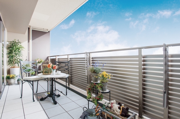 Interior.  [Spacious balcony of a maximum depth of about 1.8m] It enters plenty of sunlight from the south, To achieve a pleasant outdoor space. Since there is also a slop sink and hooks for the green curtain, Handy to grow herbs and favorite flowers
