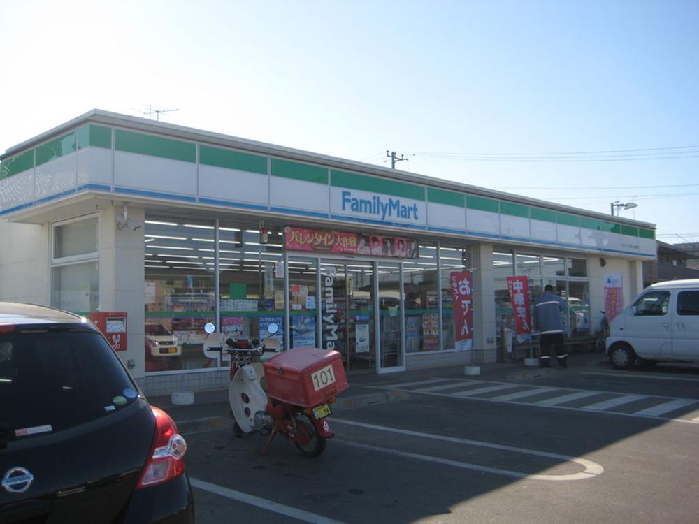 Convenience store. 690m to FamilyMart Tsukubamirai Yokodai shop
