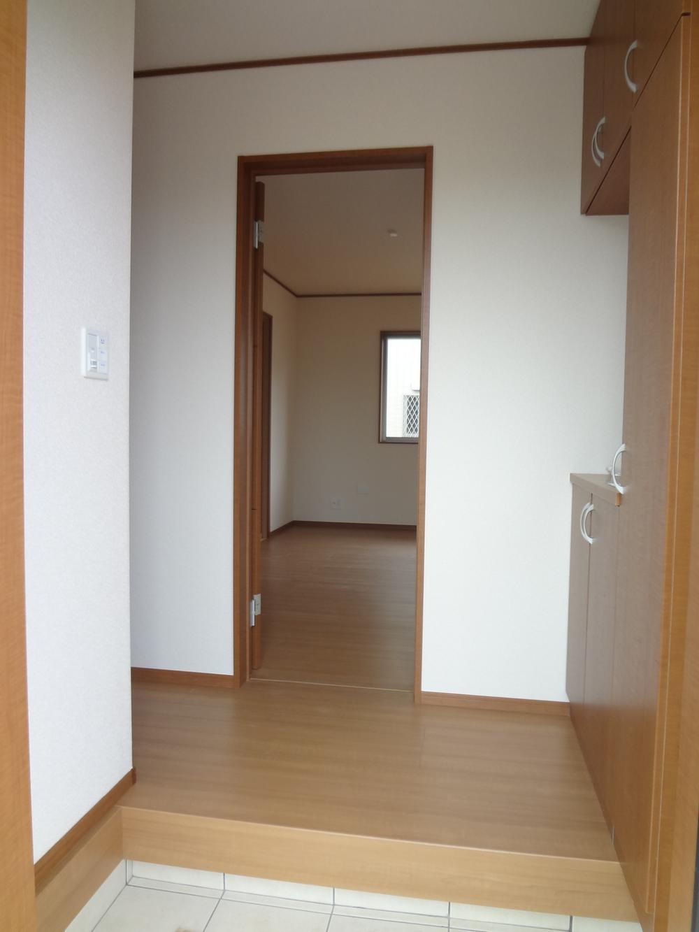 Entrance. 8 Building same specifications entrance