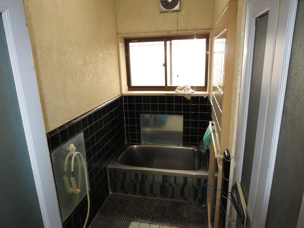 Bathroom. It will be renovation before the bathroom.  It is to be replaced in 1 pyeong type of bathtub. 