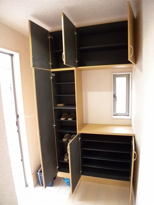 Entrance. Local (12 May 2013) Shooting