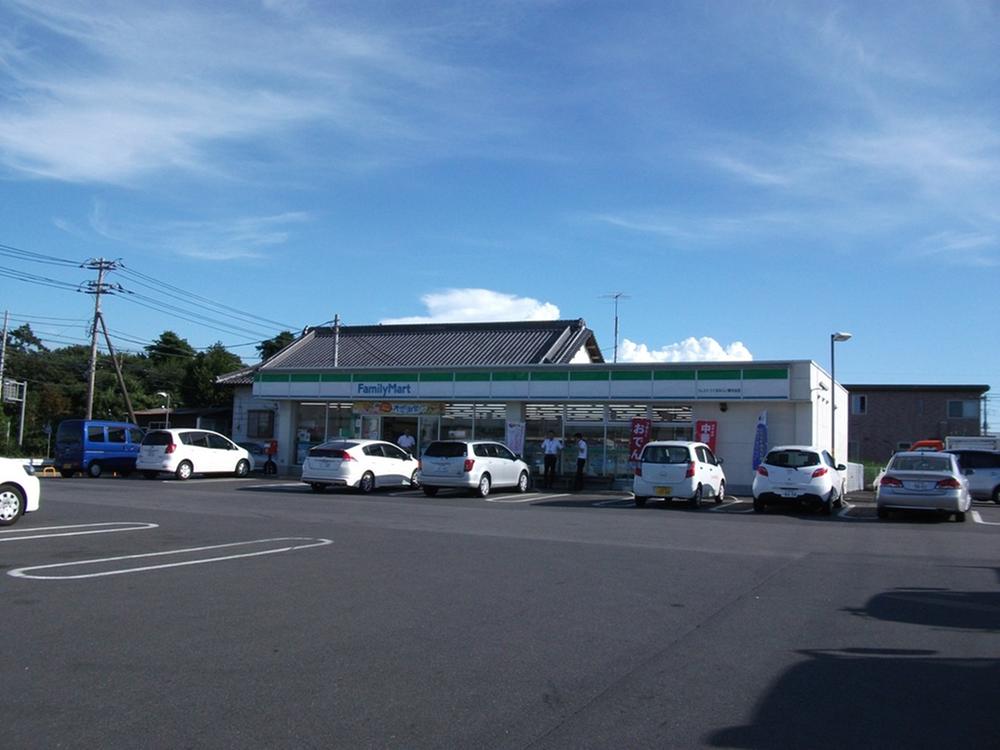 Convenience store. 2406m to FamilyMart Tsukubamirai Yokodai shop