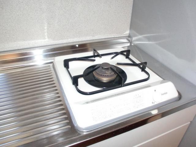 Kitchen. You can immediately dishes with a mouthful gas stove! 