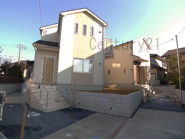 Local photos, including front road. Overall