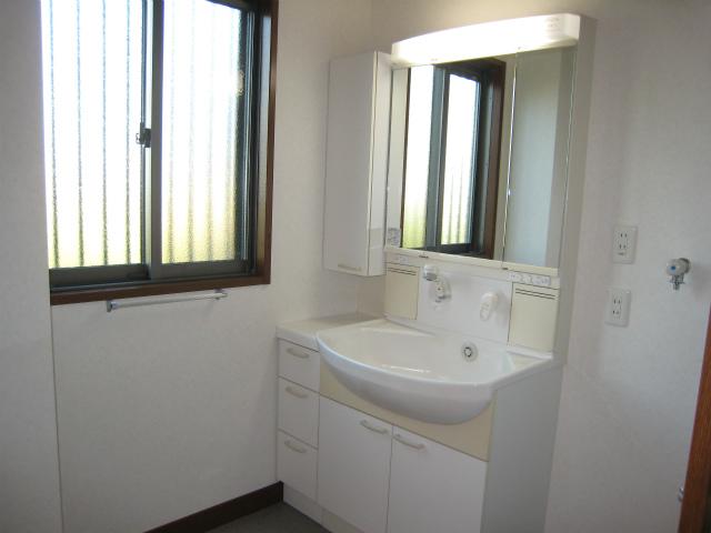 Wash basin, toilet. Interior