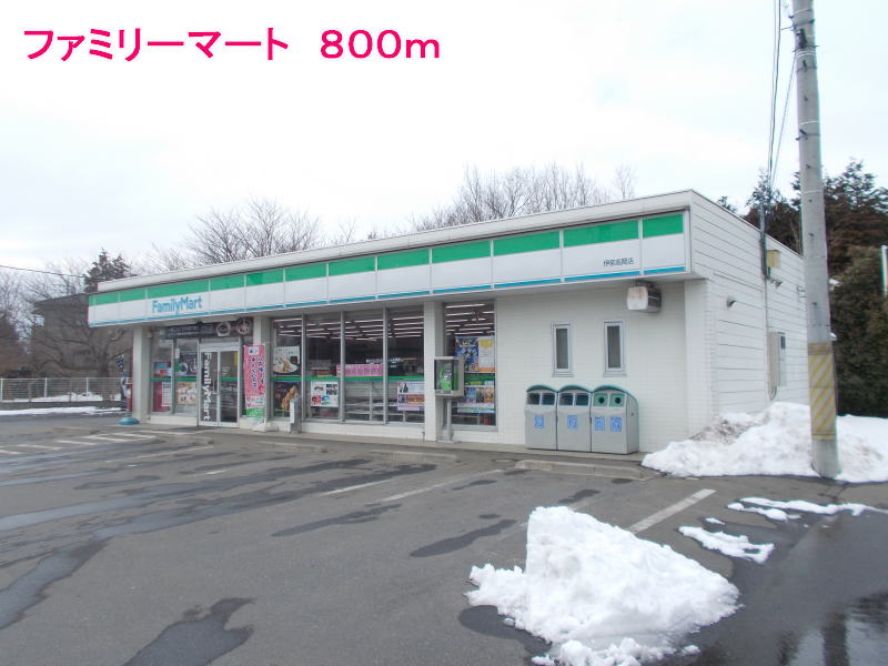 Convenience store. 800m to Family Mart (convenience store)