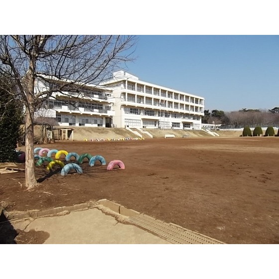Primary school. 280m to Ushiku Municipal Kamiya elementary school (elementary school)