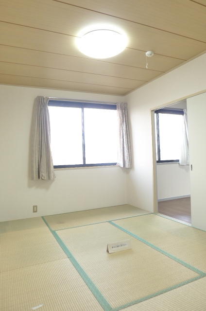 Living and room. Tatami is Masu re-covered at the time of move-in