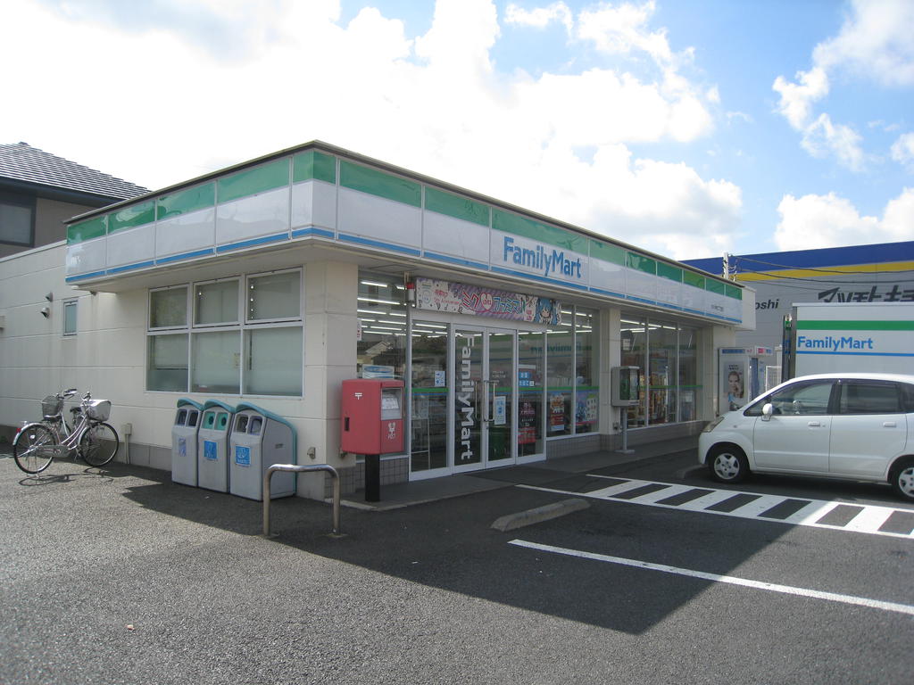 Convenience store. FamilyMart Ushiku center-chome store up (convenience store) 651m