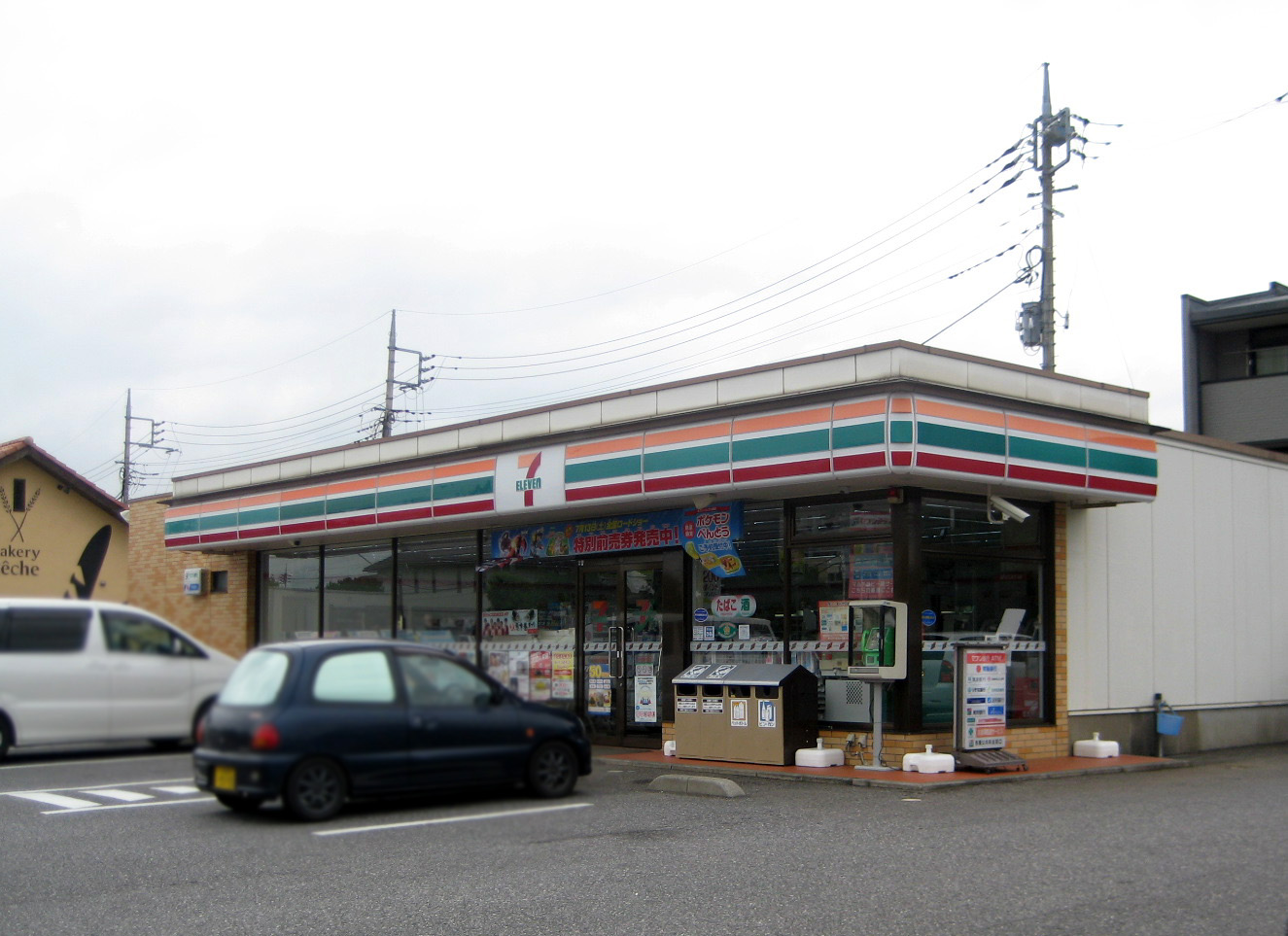 Convenience store. 900m to Seven-Eleven (convenience store)