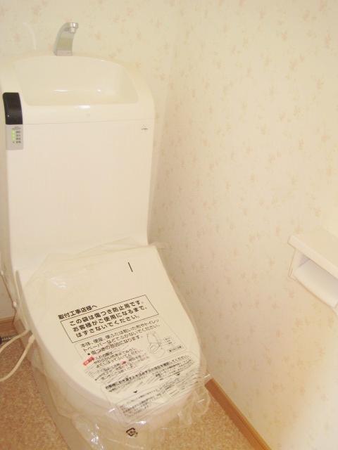 Toilet. 1F toilet