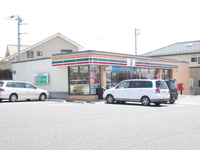 Convenience store. 500m to Seven-Eleven (convenience store)