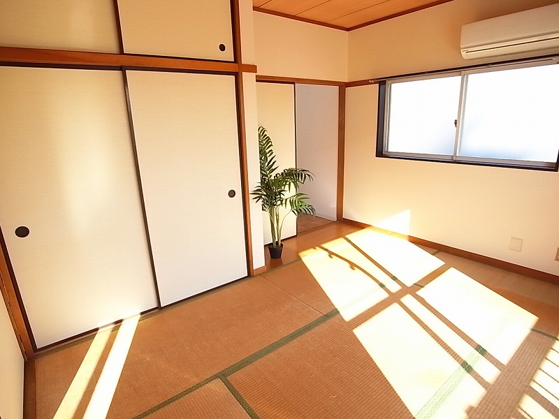 Living and room. Japanese-style room 6 tatami