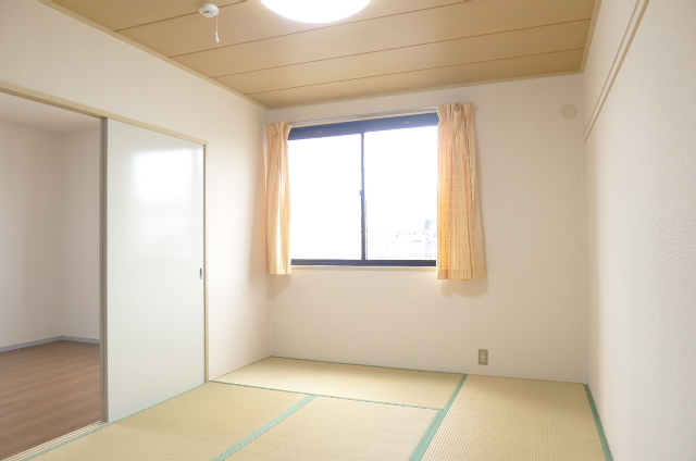 Living and room. Tatami is Masu re-covered at the time of move-in