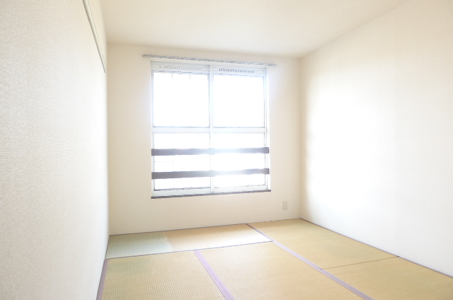 Living and room. Tatami is Masu re-covered at the time of move-in