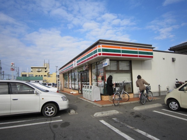 Convenience store. Seven-Eleven Ushiku Sakae 2-chome up (convenience store) 655m