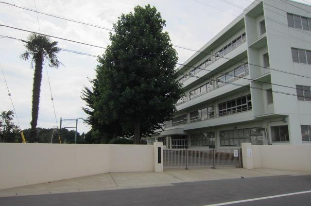 Junior high school. Ushiku stand Ushiku 1109m to the third junior high school